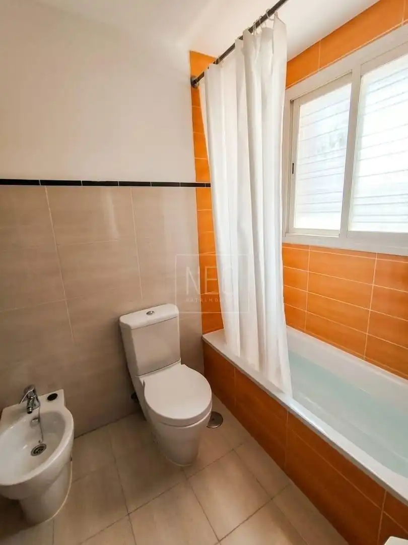 Baño de Casa adosada en venta en Villalbilla con Aire acondicionado, Calefacción y Jardín privado