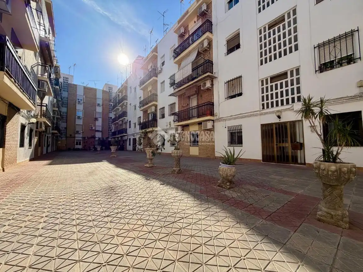Vista exterior de Pis en venda en Sevilla amb Aire condicionat i Terrassa