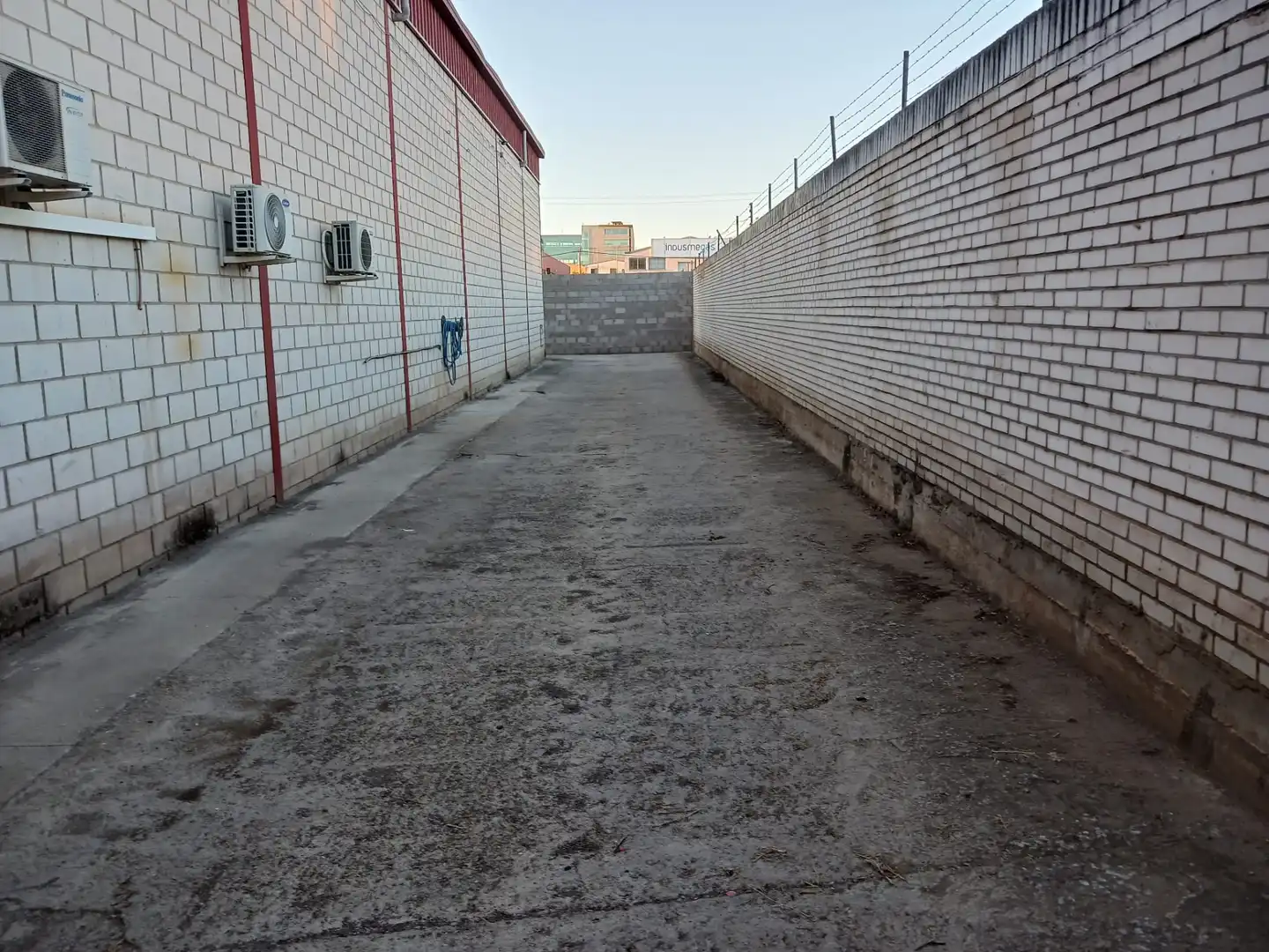 Parkplatz von Fabrikhallen zur Miete in Larache