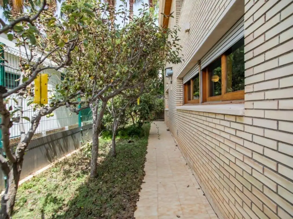 Vista exterior de Casa o chalet en venta en Esplugues de Llobregat con Aire acondicionado, Calefacción y Jardín privado