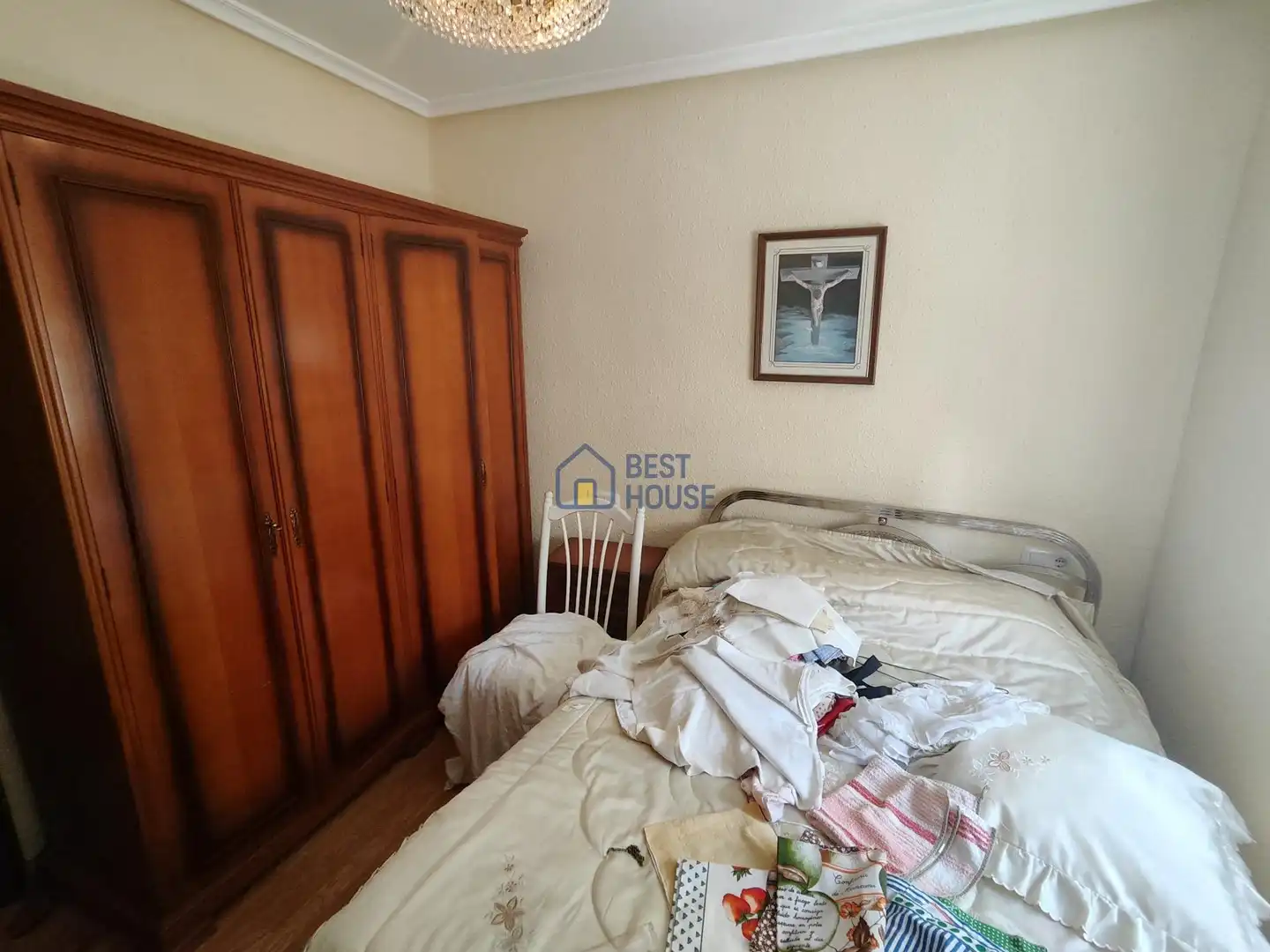 Dormitori de Casa o xalet en venda en León Capital  amb Jardí privat, Traster i Alarma