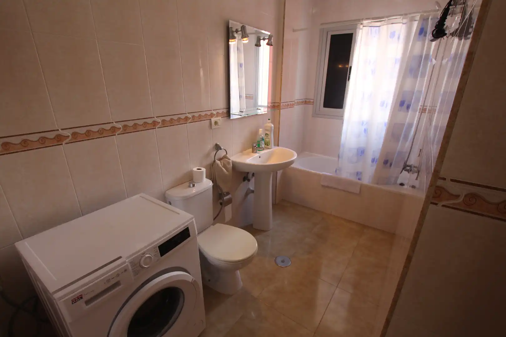 Badezimmer von Wohnung zum Verkauf in Arona mit Möbliert, Ofen und Waschmaschine