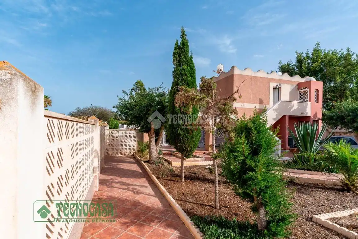 Vista exterior de Casa o xalet en venda en Roquetas de Mar amb Calefacció, Terrassa i Alarma