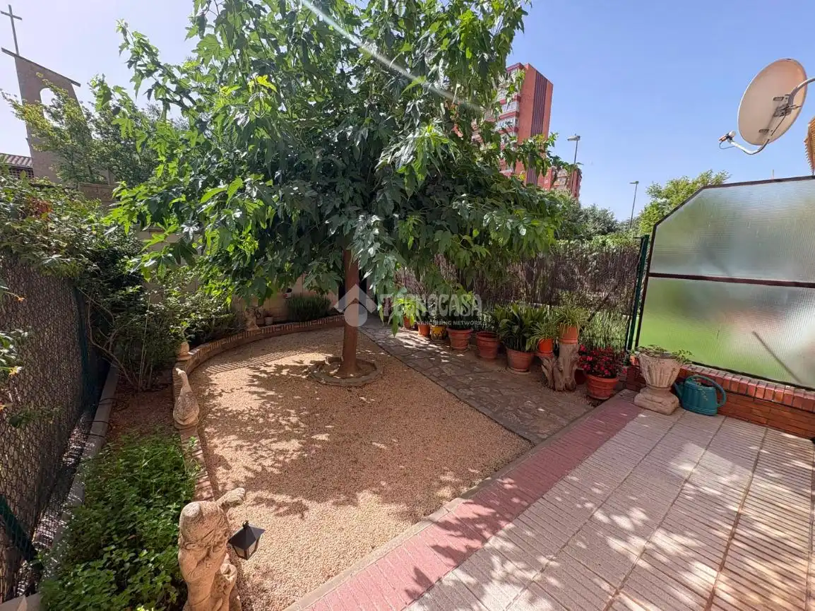 Casa adosada en venta en Zaragoza con Terraza