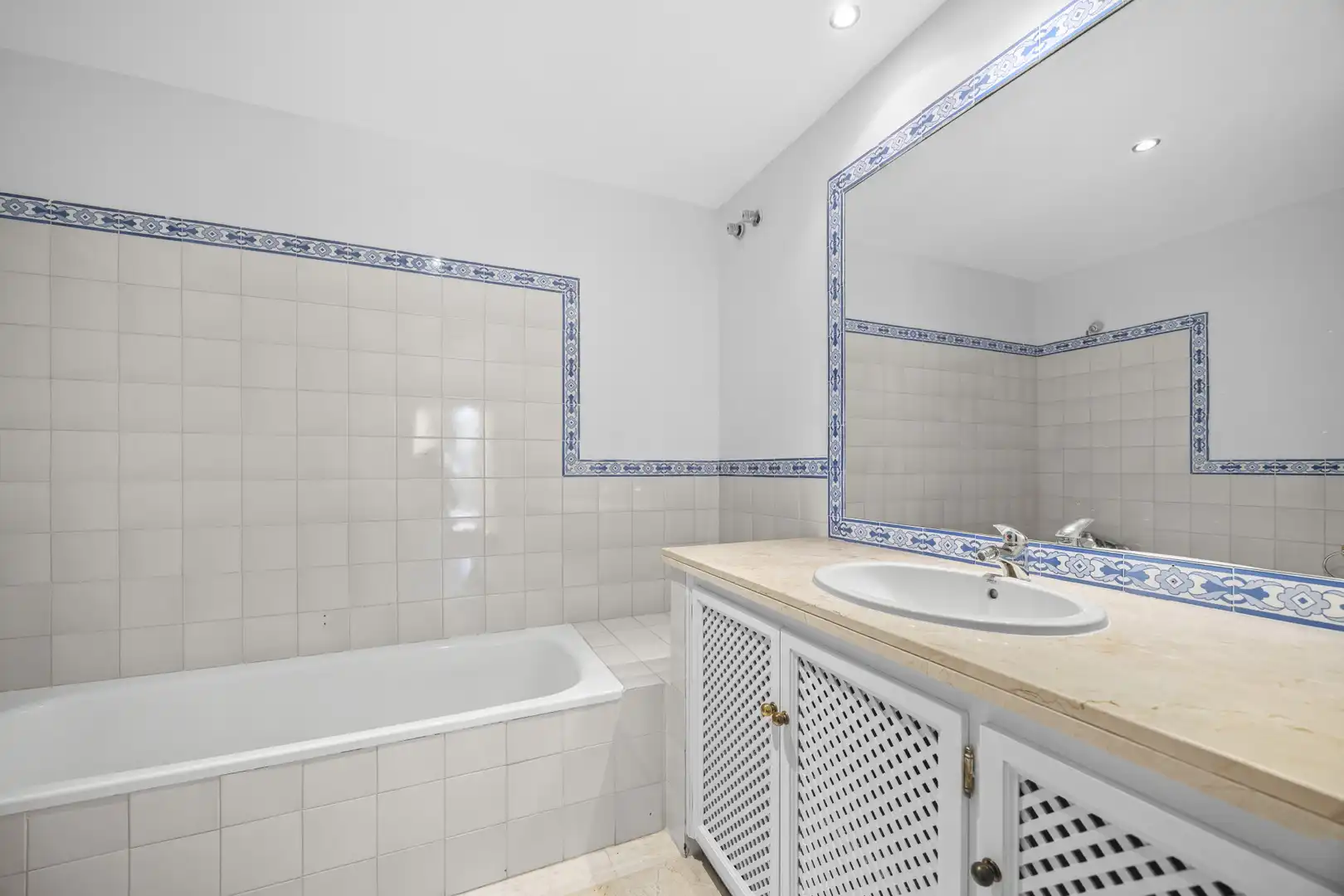 Badezimmer von Wohnungen zum Verkauf in Marbella mit Klimaanlage, Terrasse und Schwimmbad