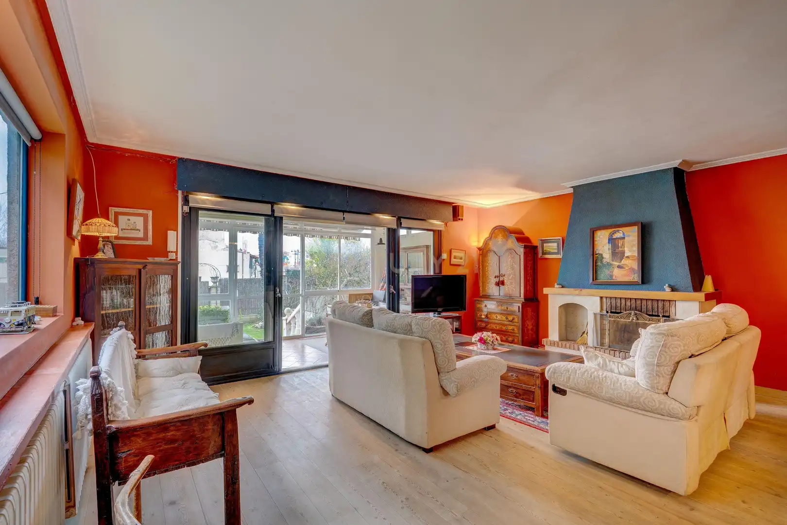 Wohnzimmer von Einfamilien-Reihenhaus zum Verkauf in Anguciana mit Privatgarten, Abstellraum und Schwimmbad
