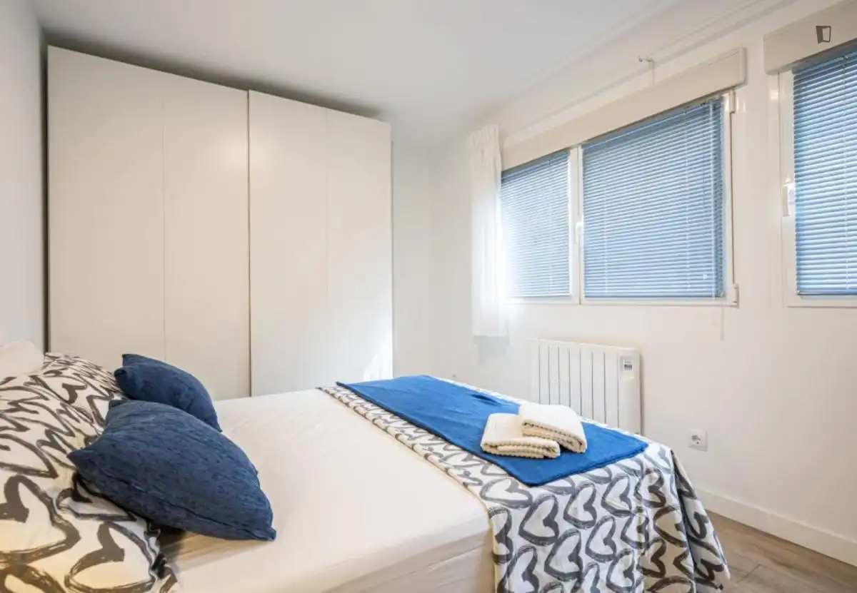 Dormitori de Apartament de lloguer en Madrid amb Calefacció, Moblat i Forn