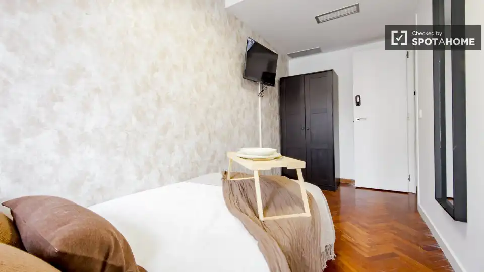 Bedroom of Flat for share in Madrid  with Air Conditioner, Heating and Furnished