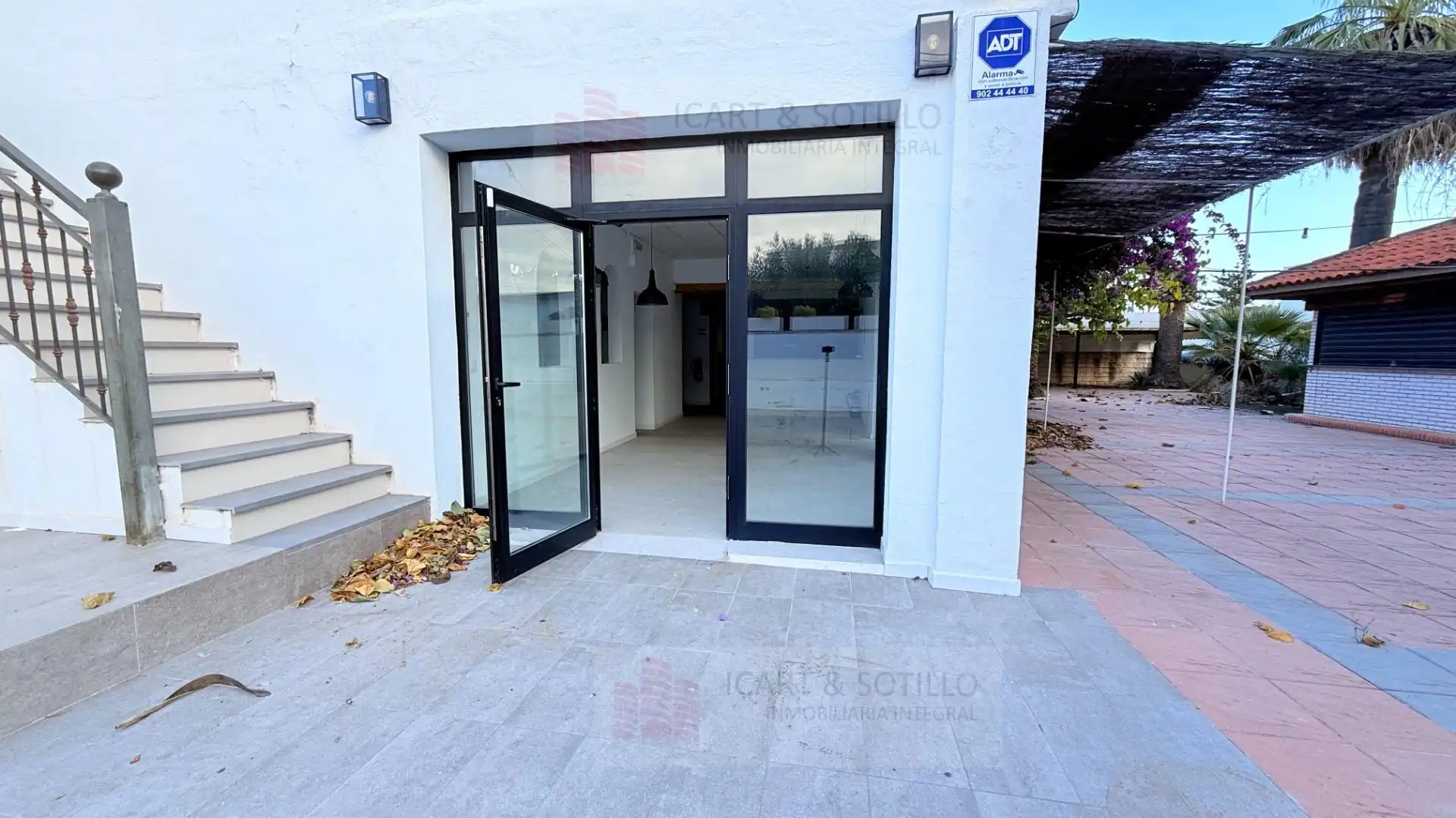 Vista exterior de Casa o xalet en venda en Vinaròs amb Aire condicionat, Jardí privat i Terrassa