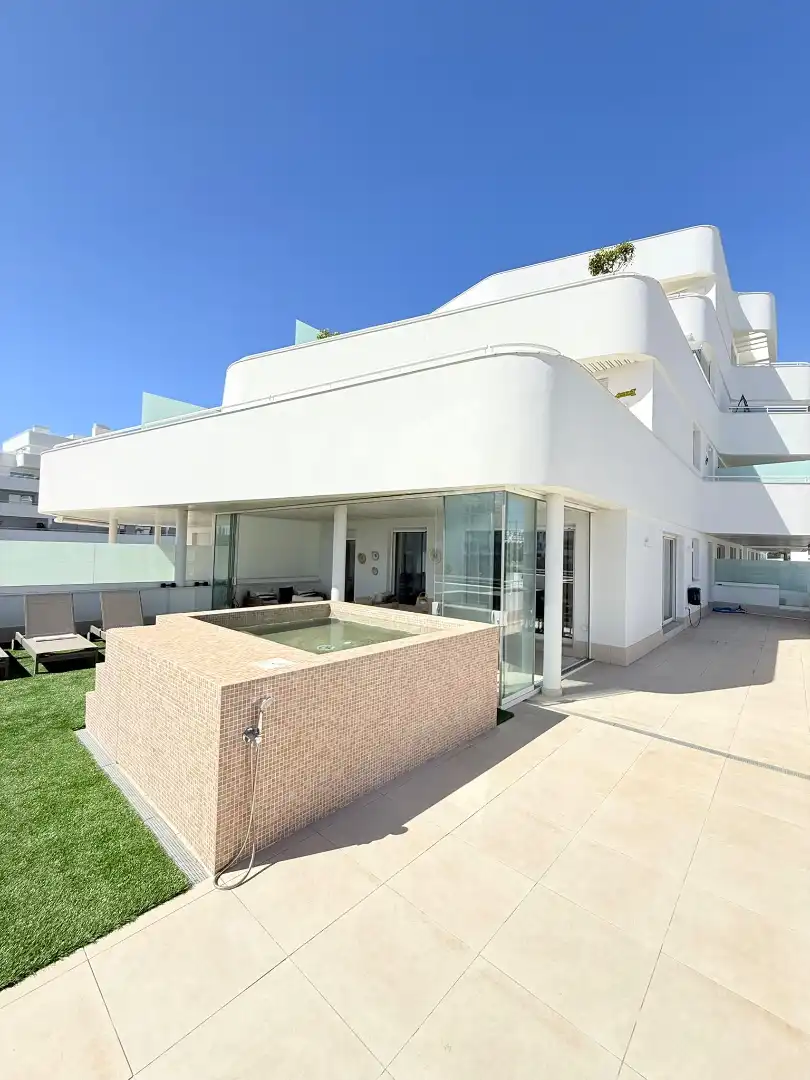 Vista exterior de Ático en venta en Vélez-Málaga con Aire acondicionado, Trastero y Piscina