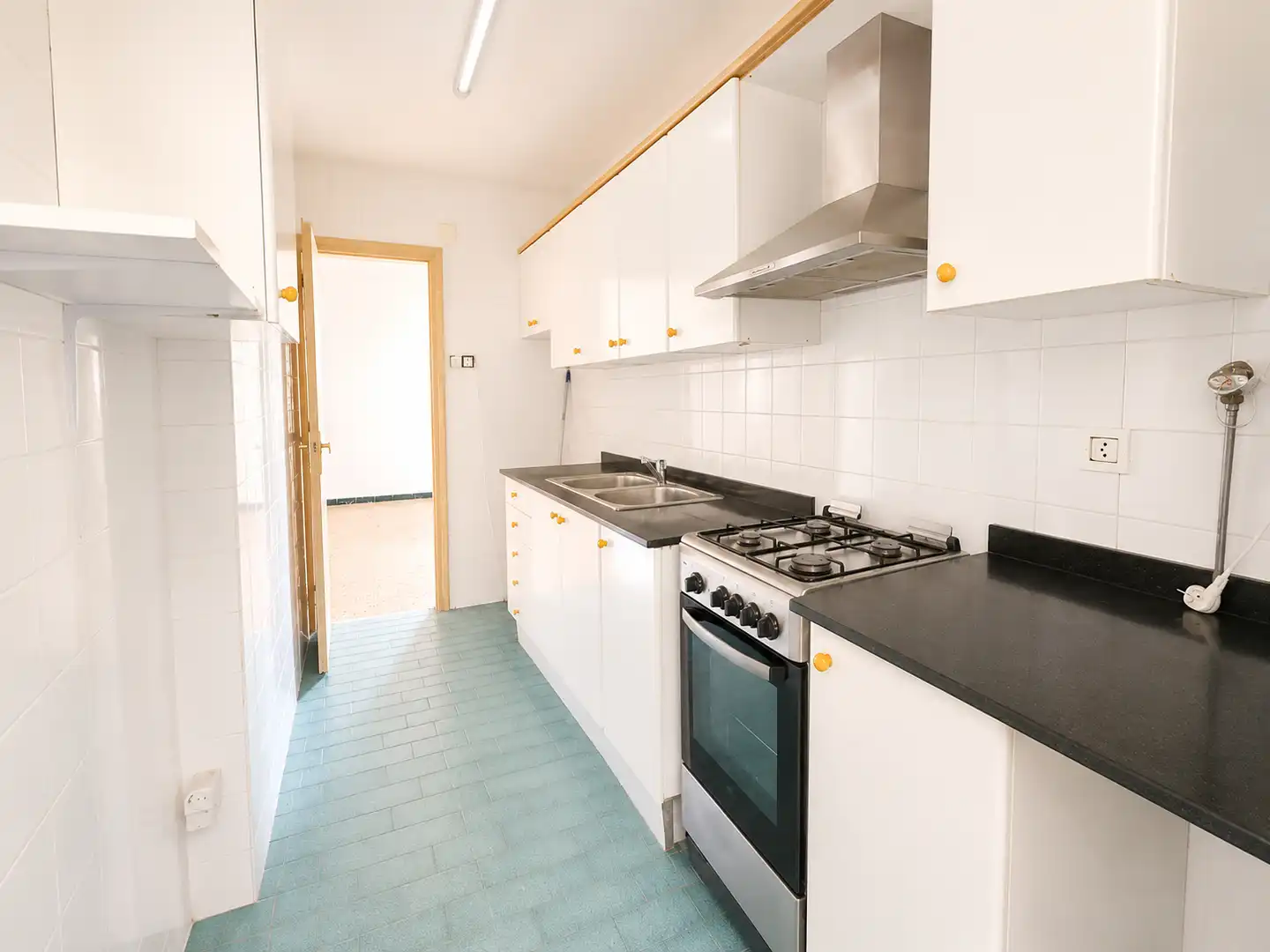 Küche von Wohnung zum Verkauf in Santa Coloma de Gramenet mit Klimaanlage, Heizung und Balkon