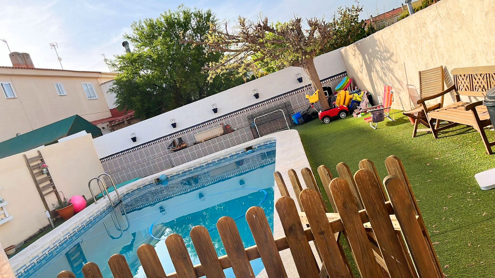 Piscina de Casa adosada en venda en La Gineta amb Aire condicionat, Calefacció i Jardí privat