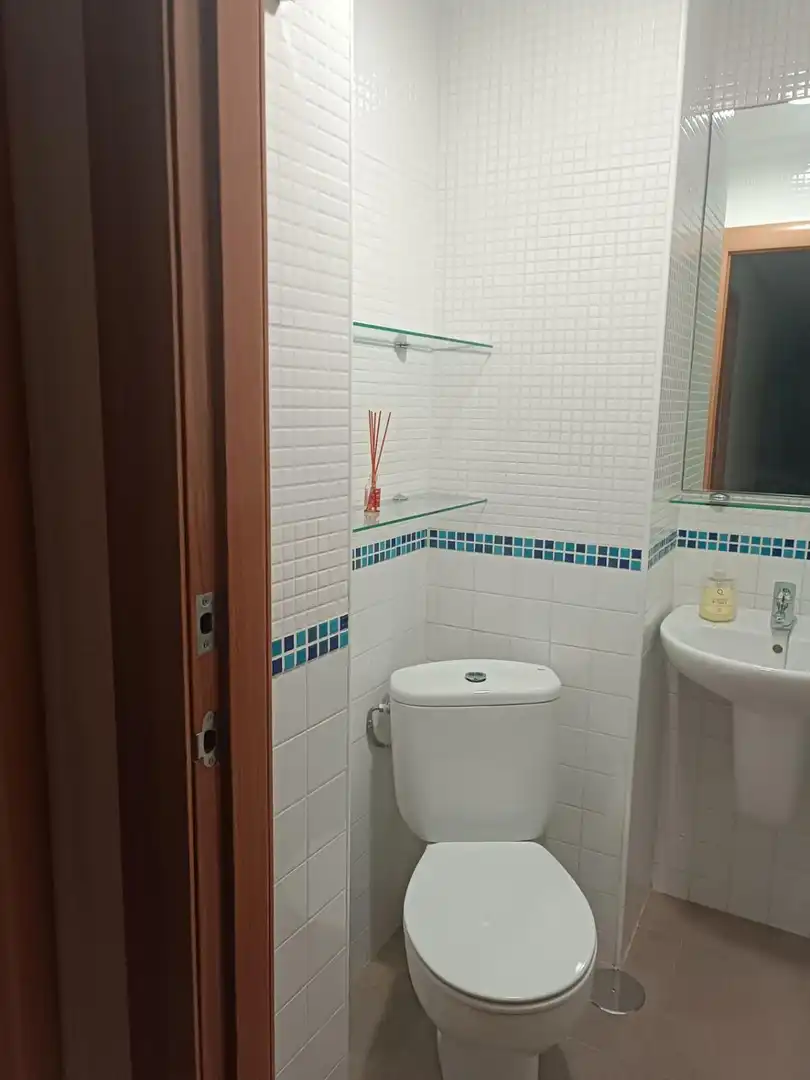 Bany de Pis de lloguer en Jaén amb Aire condicionat, Moblat i Balcó
