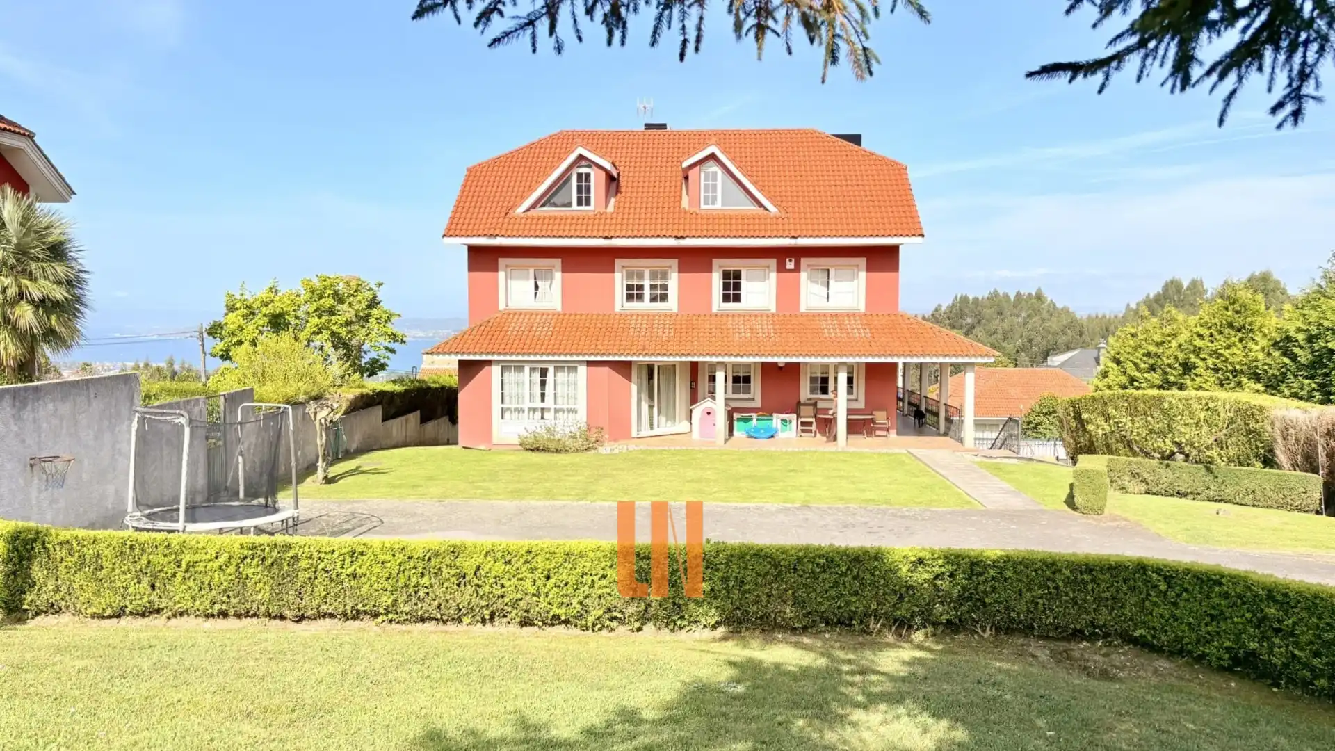 Vista exterior de Casa o xalet en venda en A Coruña Capital  amb Calefacció, Parquet i Terrassa