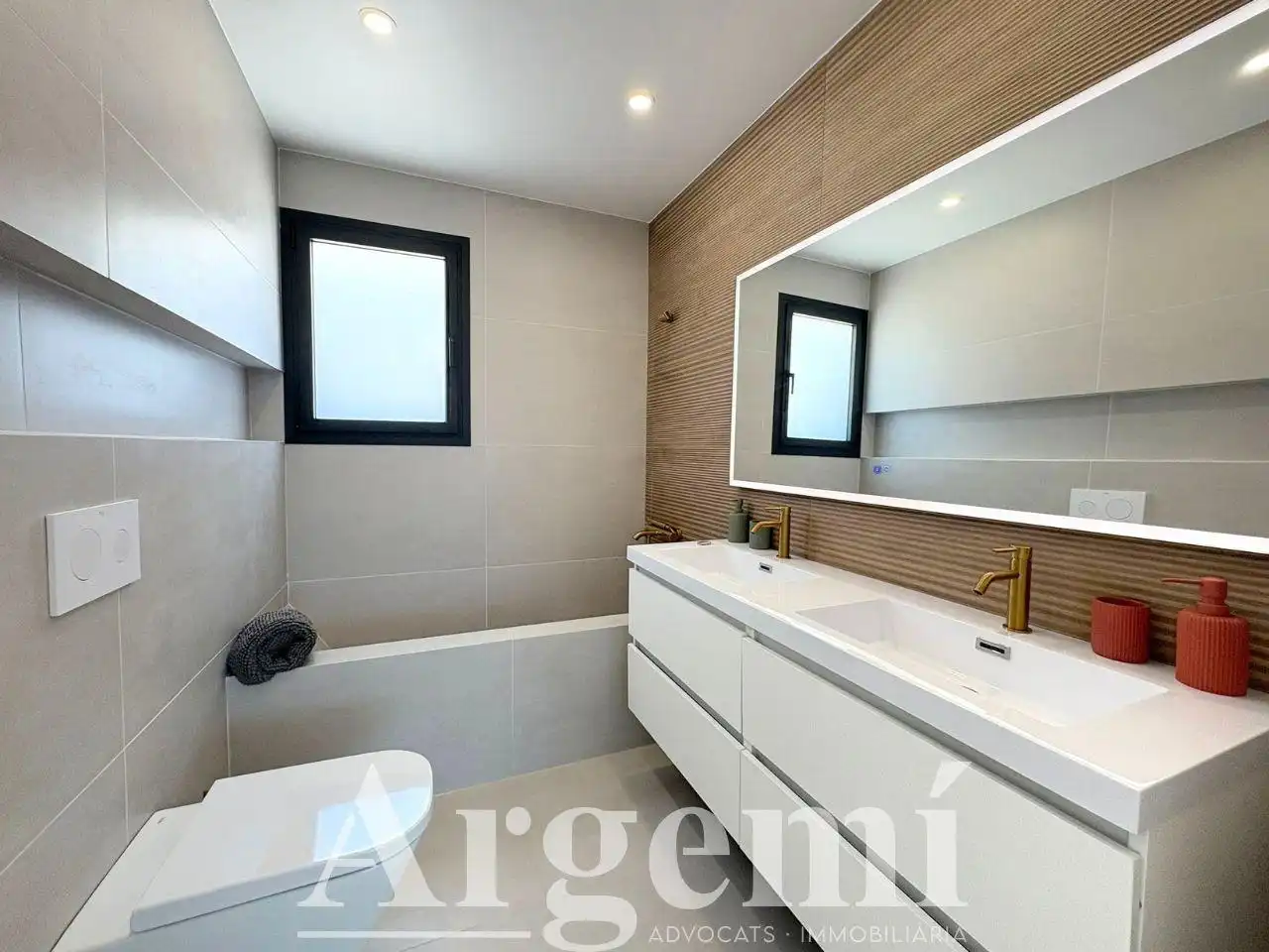 Baño de Casa o chalet en venta en Santa Perpètua de Mogoda con Aire acondicionado, Jardín privado y Piscina