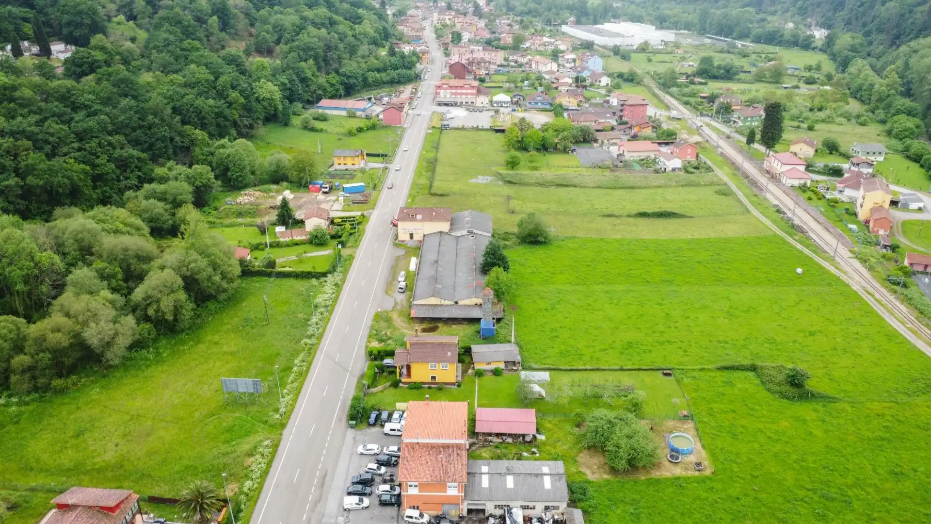 Vista exterior de Nave industrial en venta en Piloña