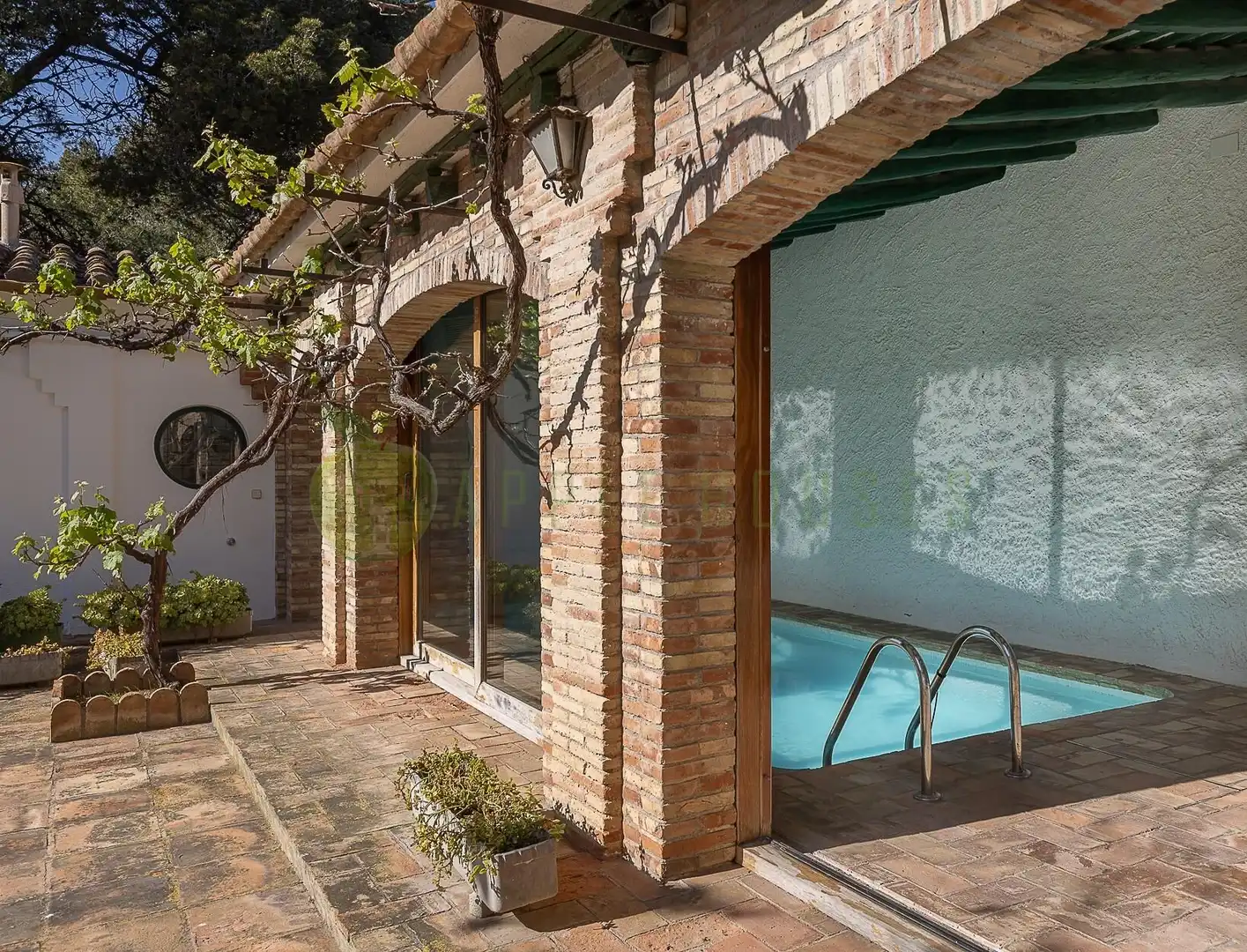 Piscina de Casa o chalet en venta en Vilanova i la Geltrú con Aire acondicionado, Calefacción y Jardín privado