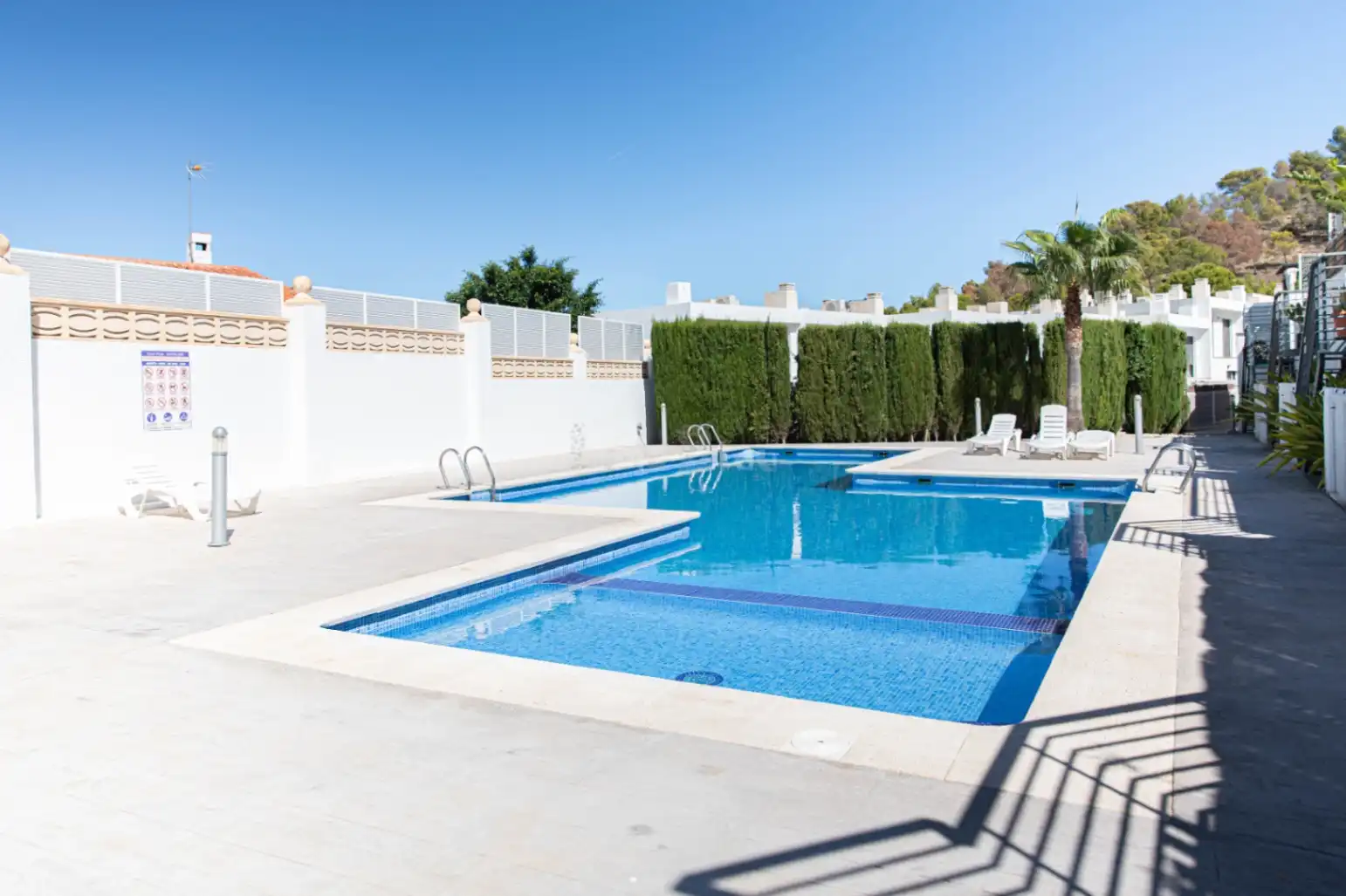 Schwimmbecken von Haus oder Chalet zum Verkauf in L'Alfàs del Pi mit Klimaanlage, Heizung und Privatgarten
