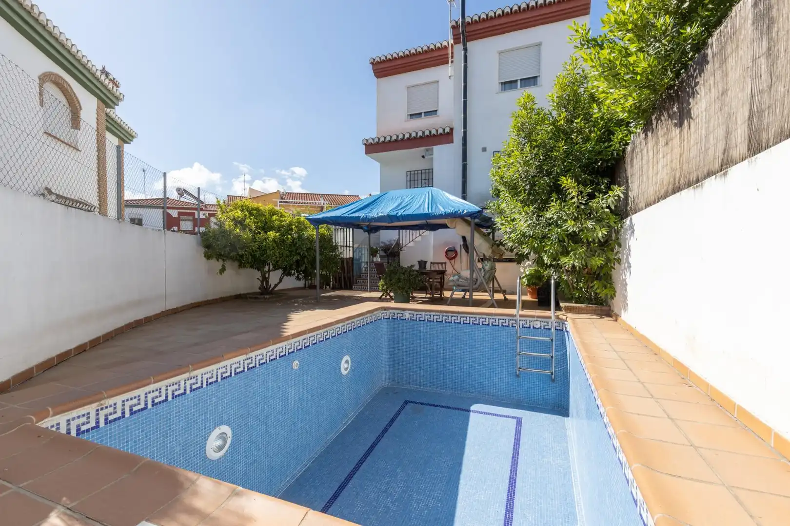 Piscina de Casa adosada en venda en Las Gabias amb Aire condicionat, Calefacció i Jardí privat
