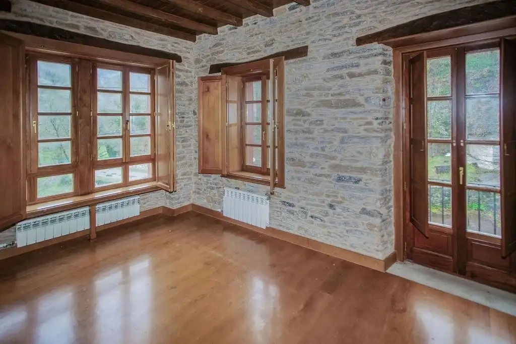 Buildings for sale in Vega de Valcarce