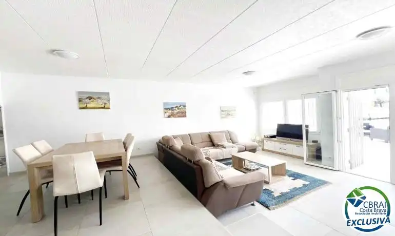 Sala d'estar de Casa adosada en venda en Empuriabrava amb Jardí privat i Moblat