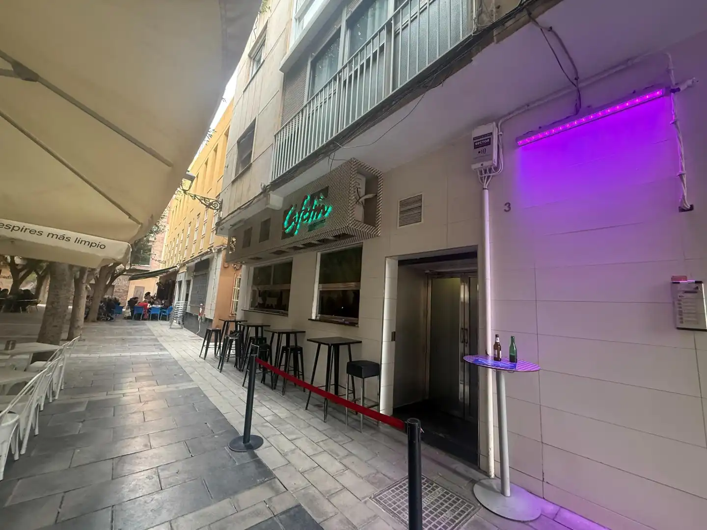 Vista exterior de Local en traspaso en  Almería Capital con Amueblado