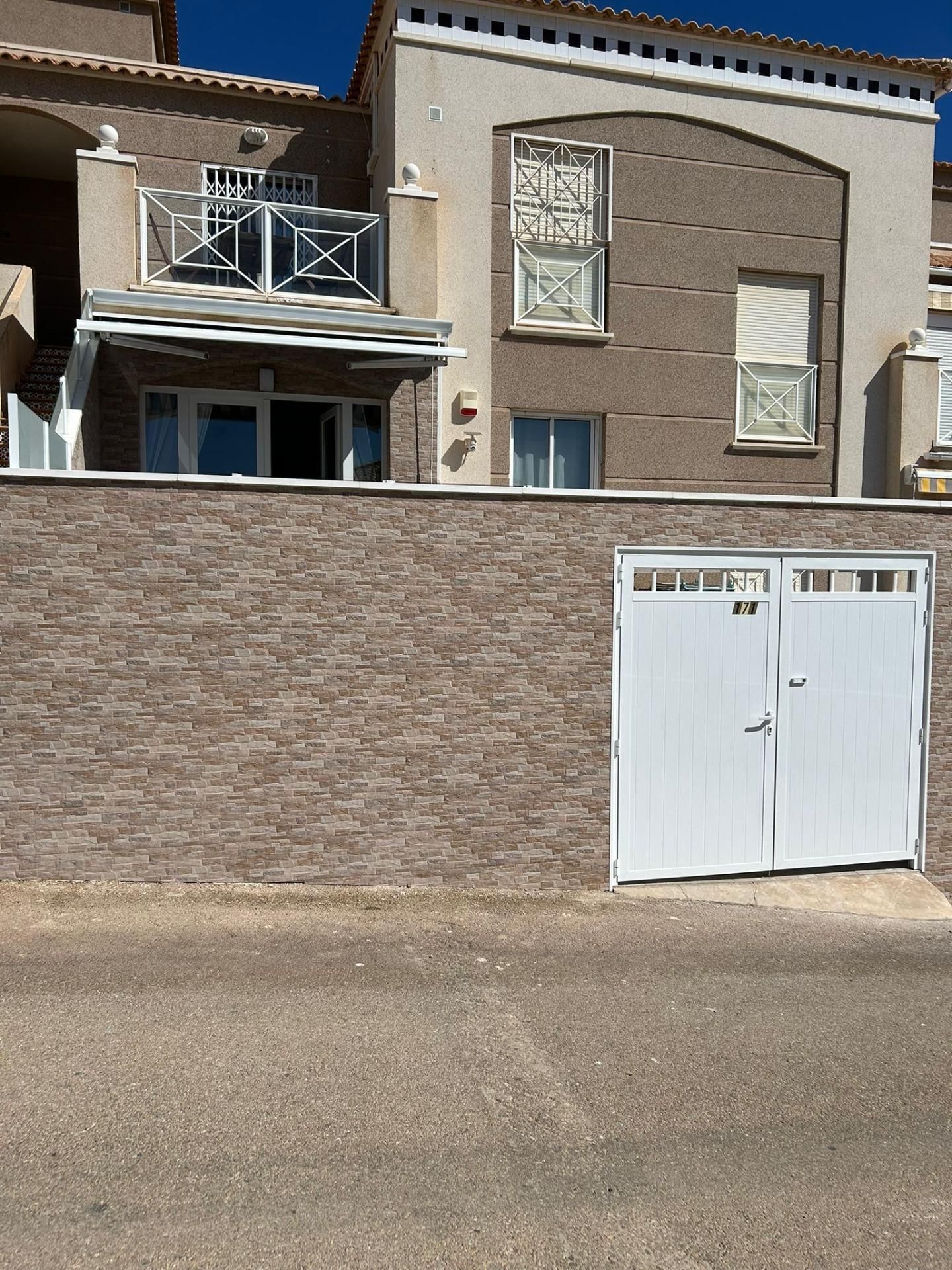 Vista exterior de Casa o xalet en venda en Torrevieja amb Aire condicionat, Jardí privat i Terrassa