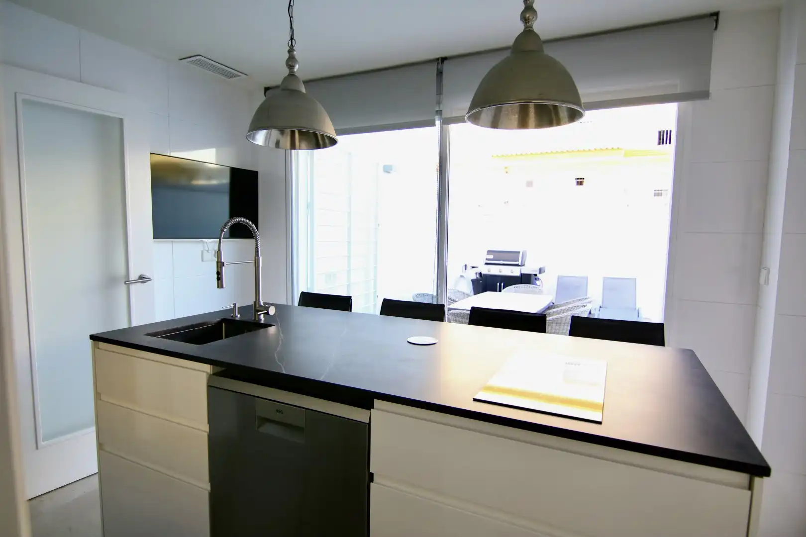 Kitchen of Detached homes for sale in Mairena del Aljarafe  with Air Conditioner, Terrace and Storage room