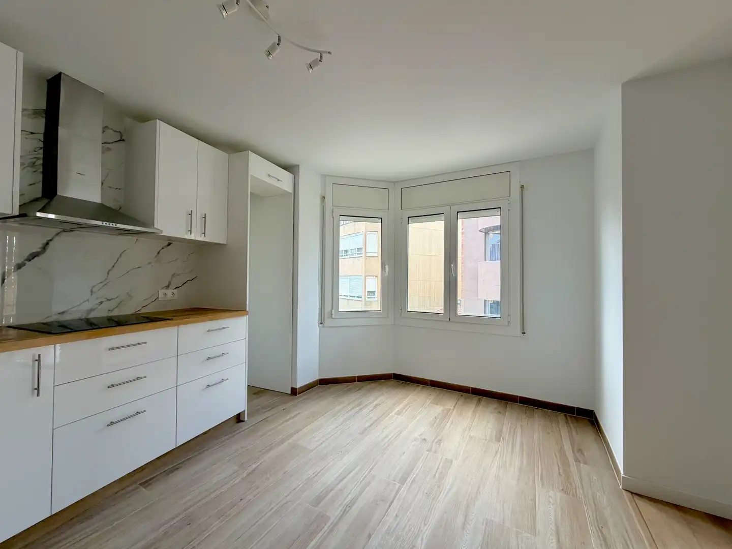 Küche von Wohnung zum Verkauf in Vilafranca del Penedès mit Klimaanlage, Abstellraum und Balkon