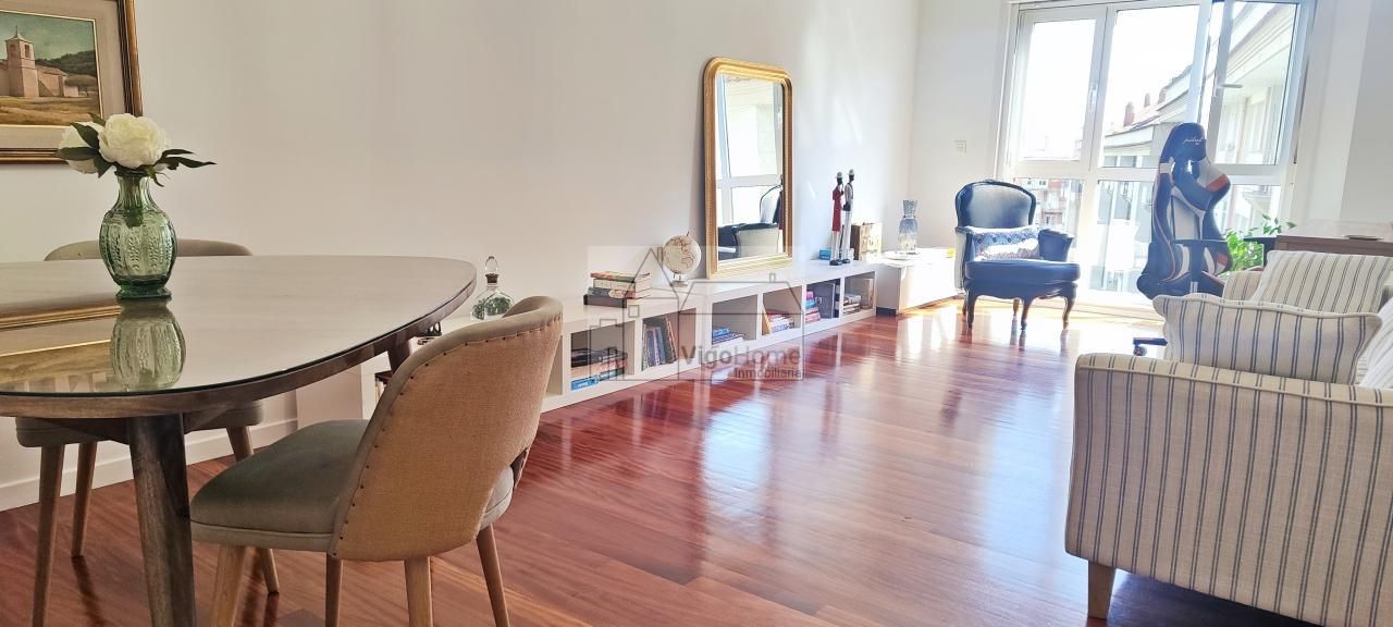 Sala d'estar de Pis de lloguer en Moaña amb Calefacció, Parquet i Moblat