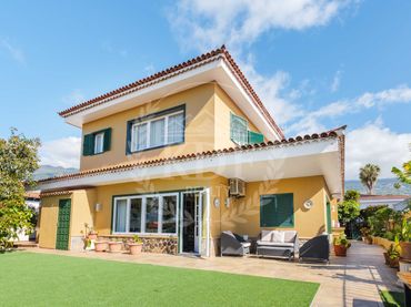 Villa con balcone in vendita a Camino Durazno