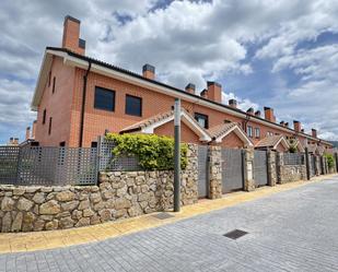 Vista exterior de Casa adosada en venda en Miraflores de la Sierra amb Aire condicionat, Calefacció i Jardí privat