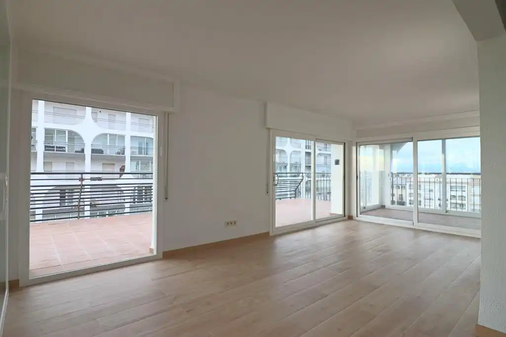 Living room of Attic for sale in Empuriabrava  with Air Conditioner