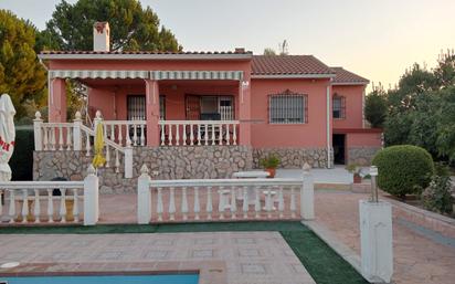 Exterior view of House or chalet for sale in Colmenar de Oreja  with Air Conditioner, Heating and Private garden