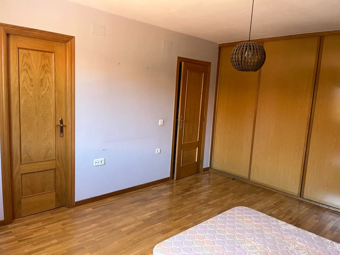 Dormitori de Casa adosada en venda en Monterrubio de Armuña amb Calefacció, Jardí privat i Parquet