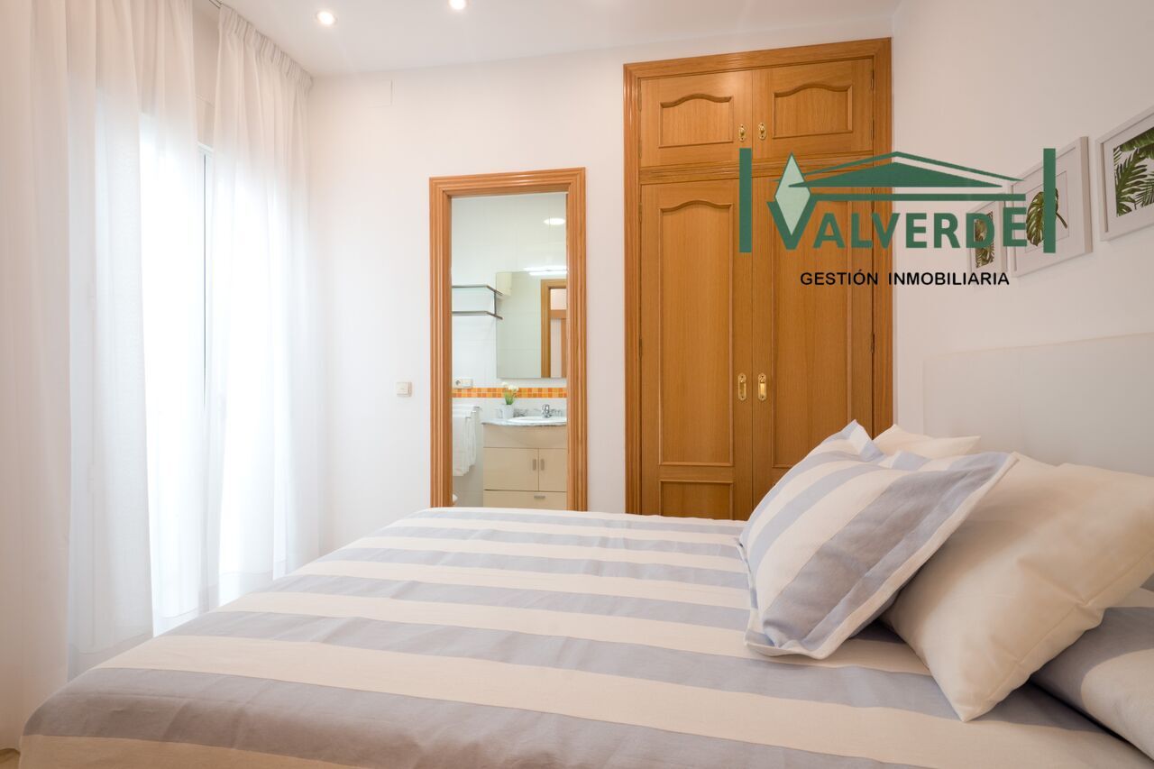 Dormitori de Apartament de lloguer en  Granada Capital amb Aire condicionat, Calefacció i Moblat