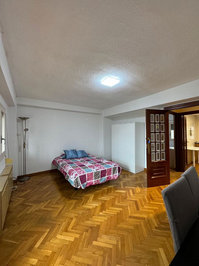 Bedroom of Flat to share in  Zaragoza Capital  with Heating, Parquet flooring and Furnished