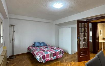 Bedroom of Flat to share in  Zaragoza Capital  with Heating, Parquet flooring and Furnished