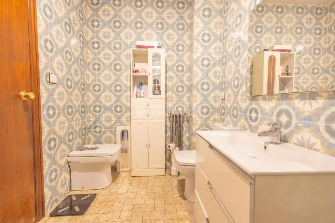 Baño de Piso en venta en Salamanca con Calefacción, Terraza y Balcón