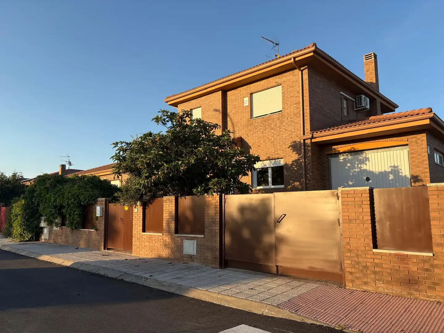 Vista exterior de Casa o xalet en venda en Torres de la Alameda amb Aire condicionat, Calefacció i Jardí privat