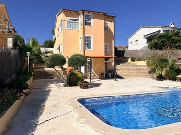 Villa con piscina in vendita a Carrer Pinell
