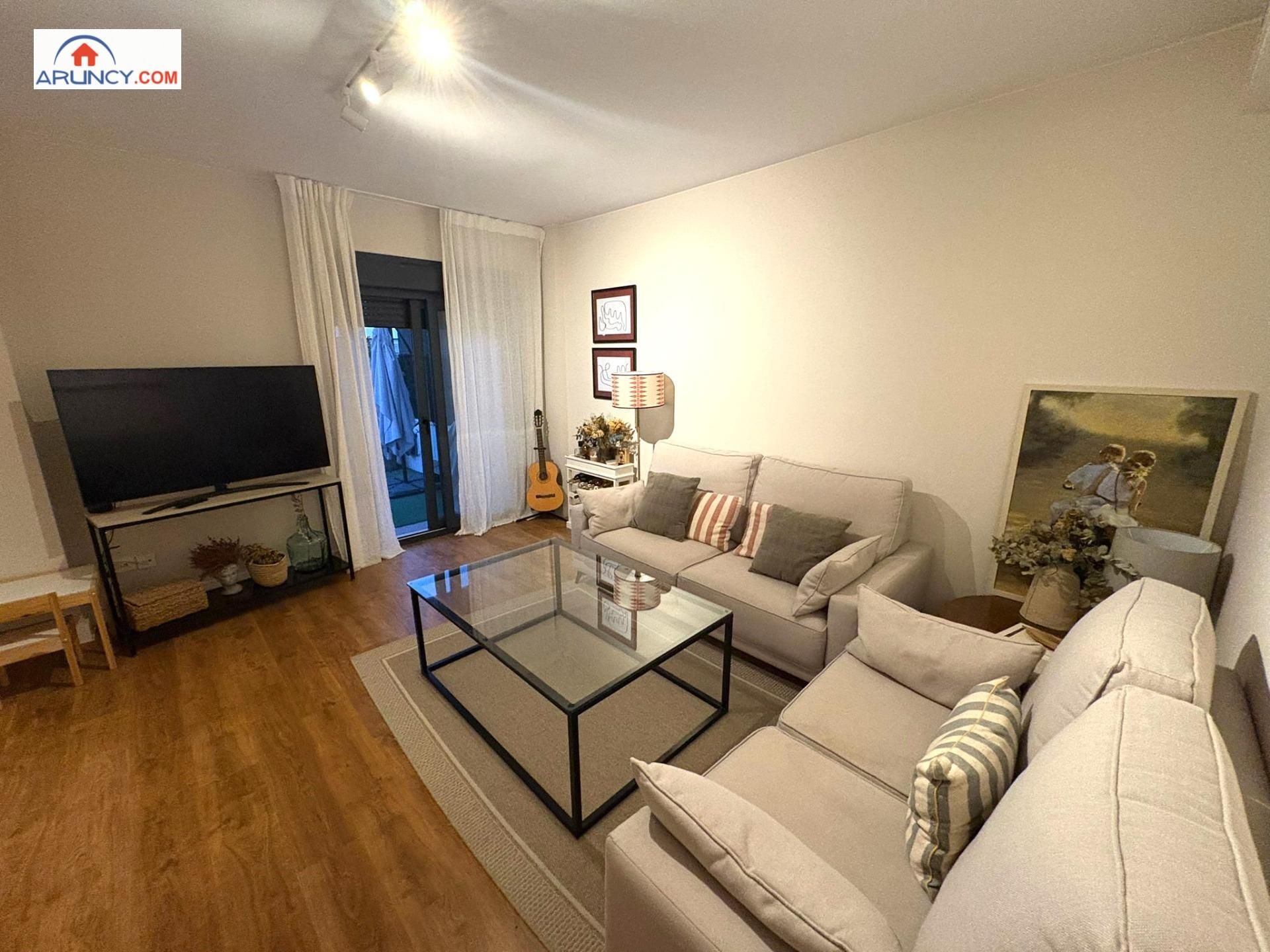 Sala d'estar de Casa adosada de lloguer en Dos Hermanas amb Aire condicionat, Jardí privat i Parquet