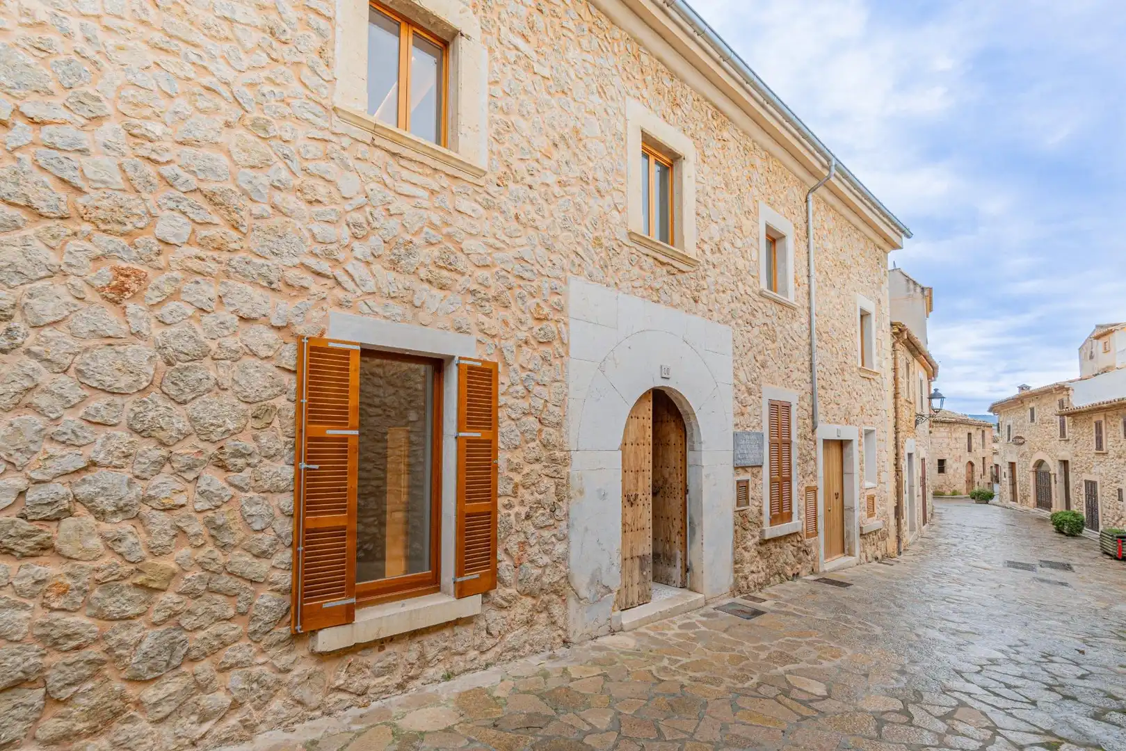 Außenansicht von Einfamilien-Reihenhaus zum Verkauf in Mancor de la Vall mit Klimaanlage, Heizung und Terrasse