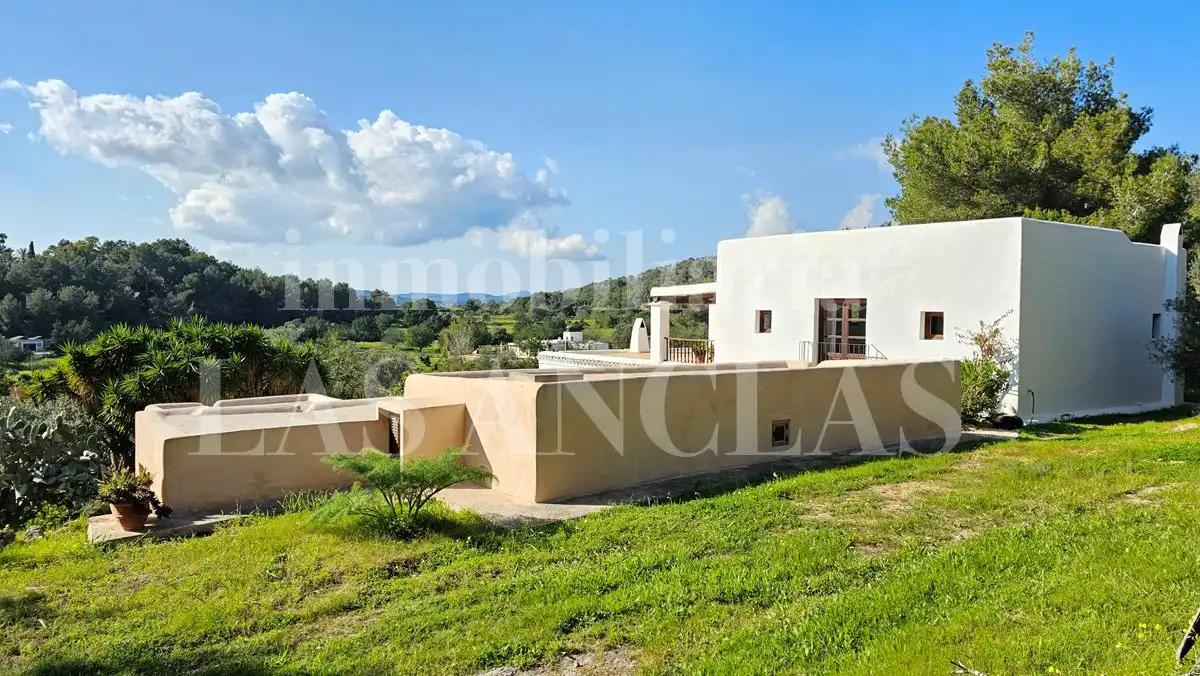 Vista exterior de Finca rústica en venda en Santa Eulària des Riu amb Calefacció, Terrassa i Traster