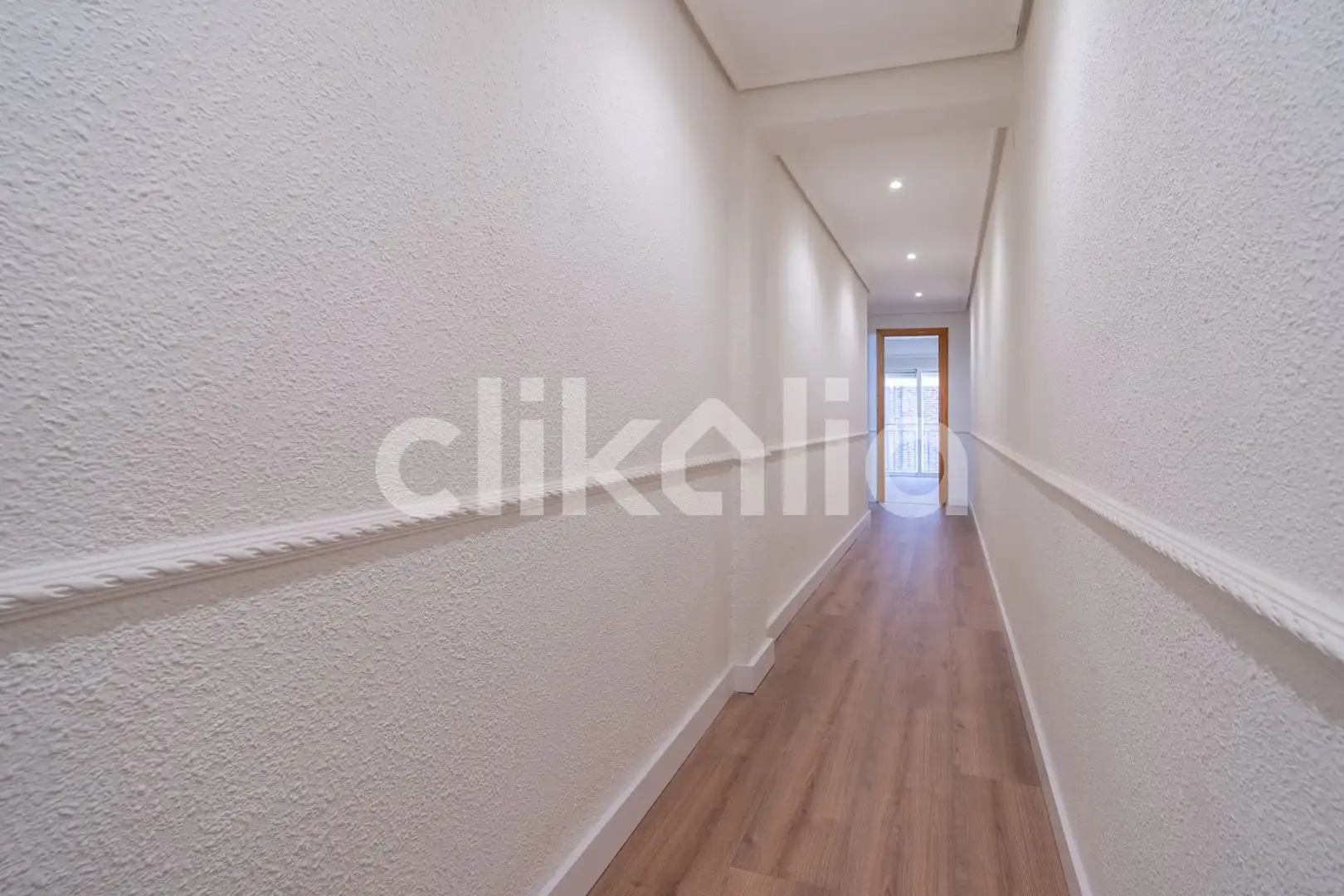 Flat for rent in Torrent  with Air Conditioner and Terrace