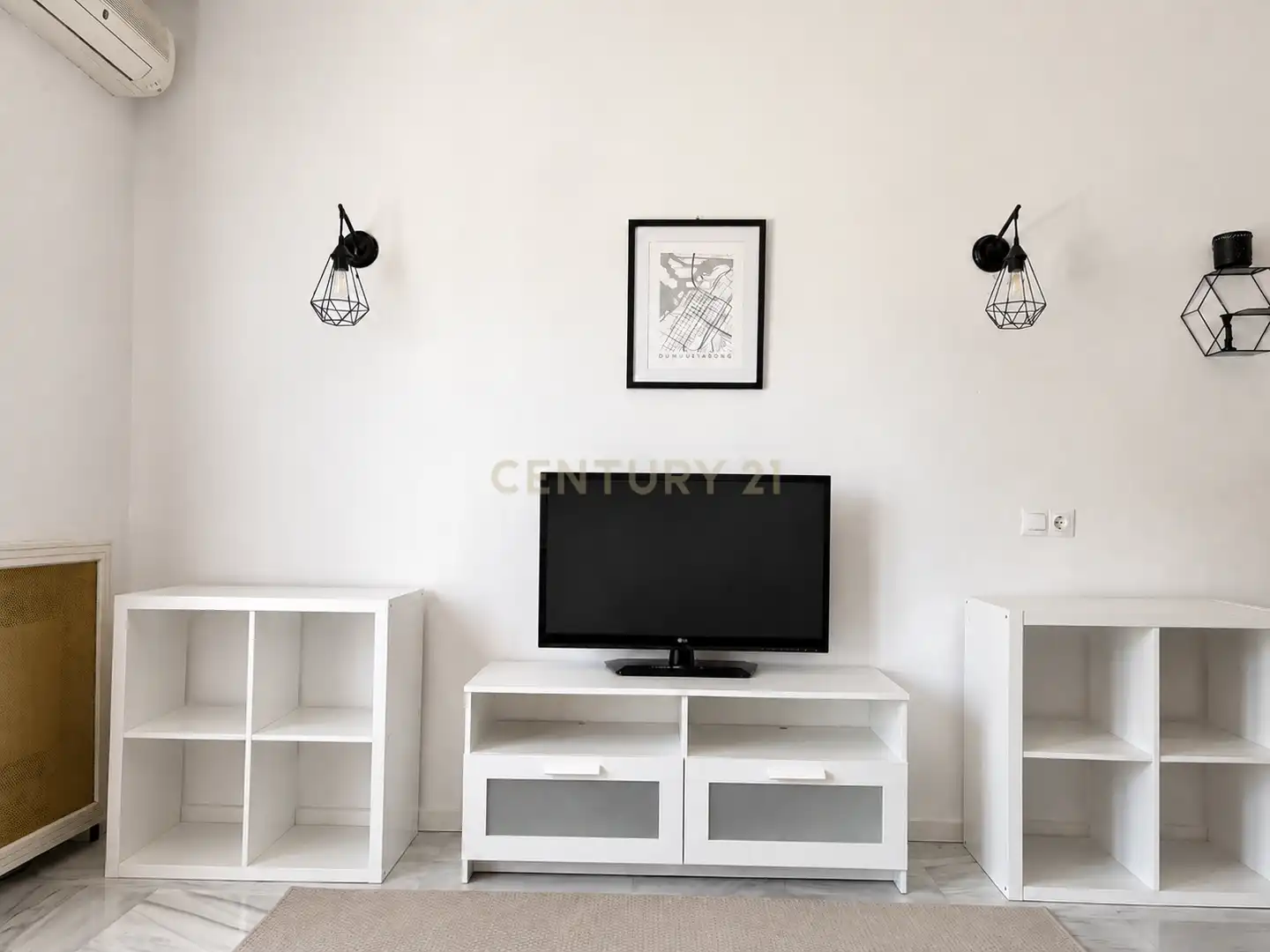 Sala d'estar de Apartament de lloguer en Benalmádena amb Aire condicionat, Jardí privat i Piscina