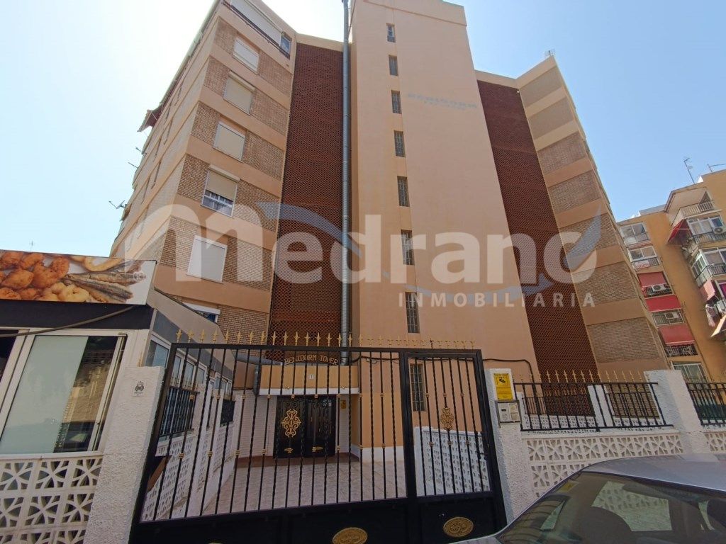 Vista exterior de Estudi en venda en Benidorm amb Piscina