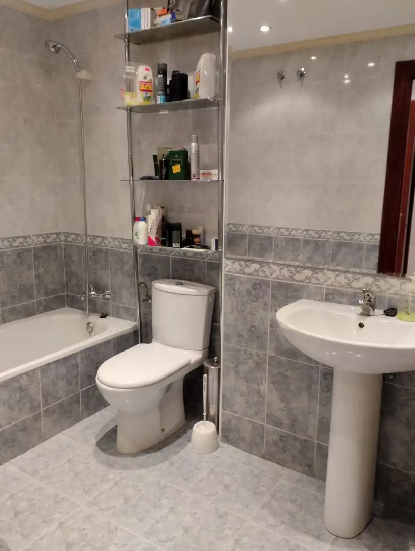 Bany de Pis en venda en  Logroño amb Calefacció, Parquet i Moblat