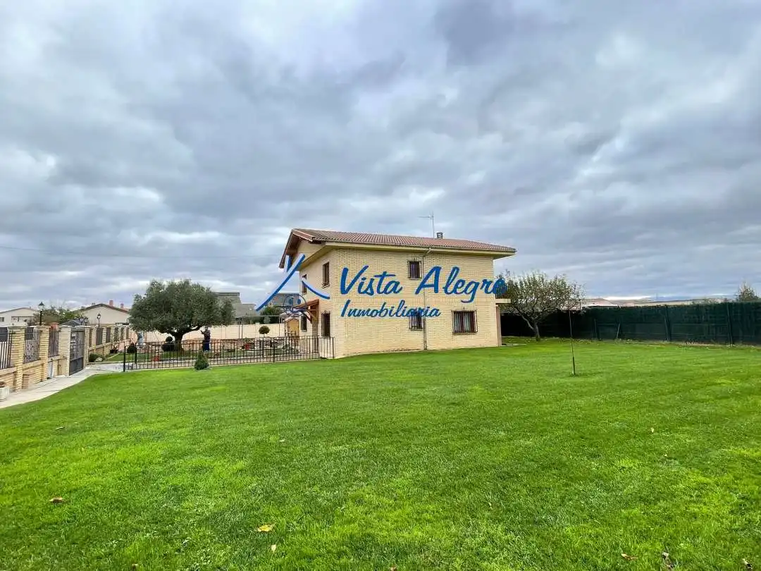 Vista exterior de Casa o chalet en venta en Cuzcurrita de Río Tirón con Calefacción, Jardín privado y Terraza