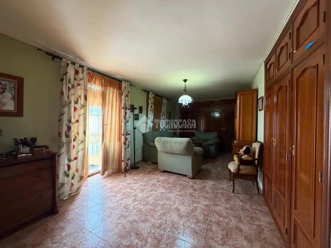 Wohnzimmer von Einfamilien-Reihenhaus zum Verkauf in Torredonjimeno mit Klimaanlage und Balkon